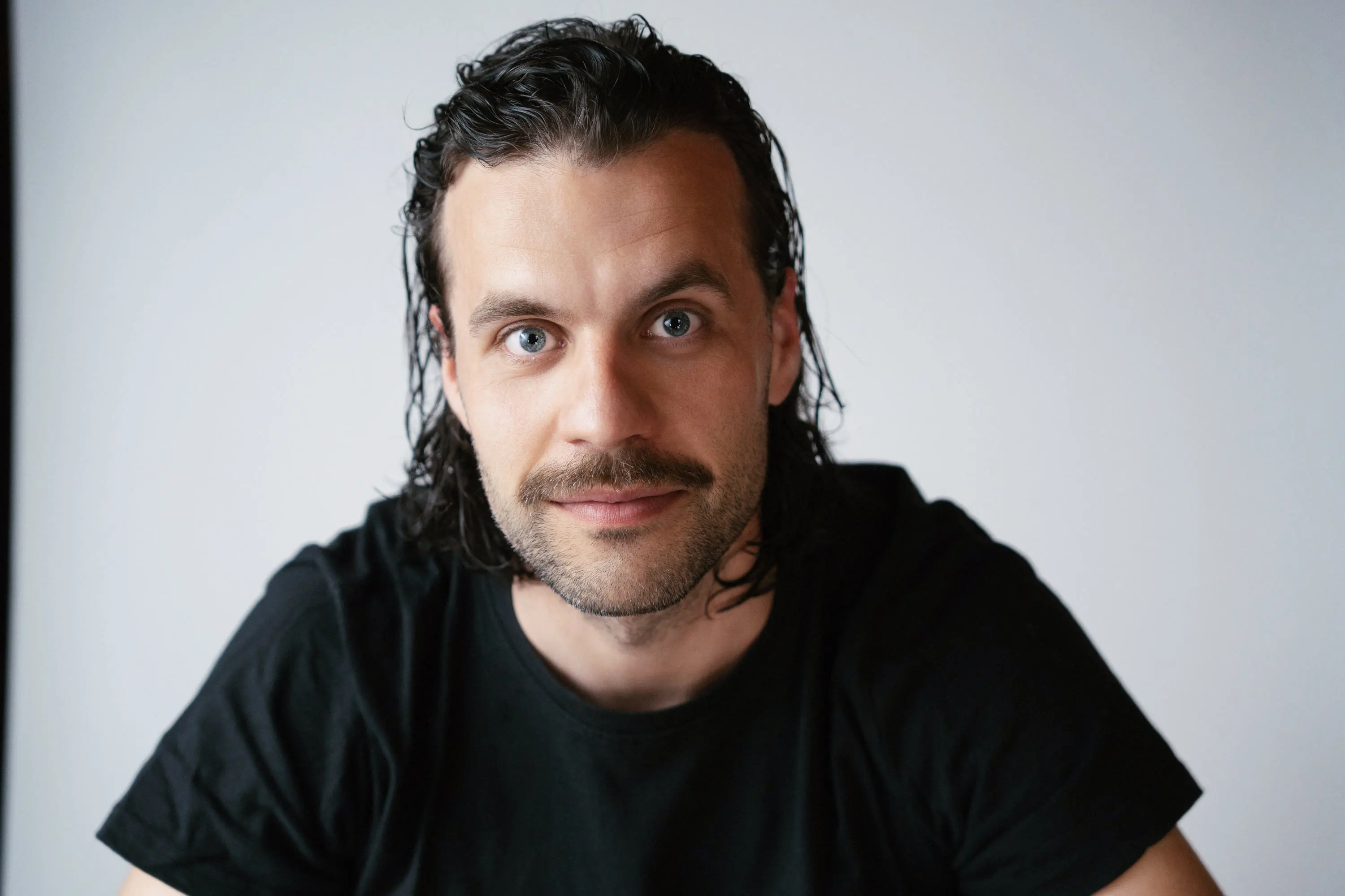 Retrato horizontal de Jacobo Abellás con camiseta negra