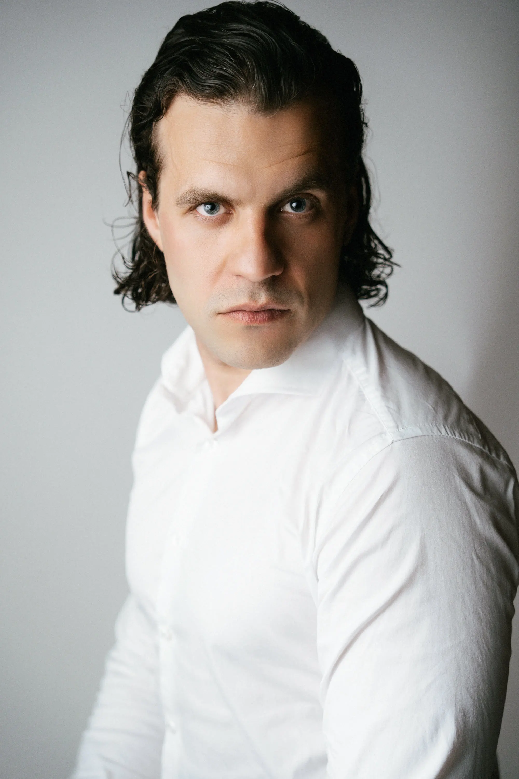 Jacobo Abellás con camisa blanca y mirada intensa