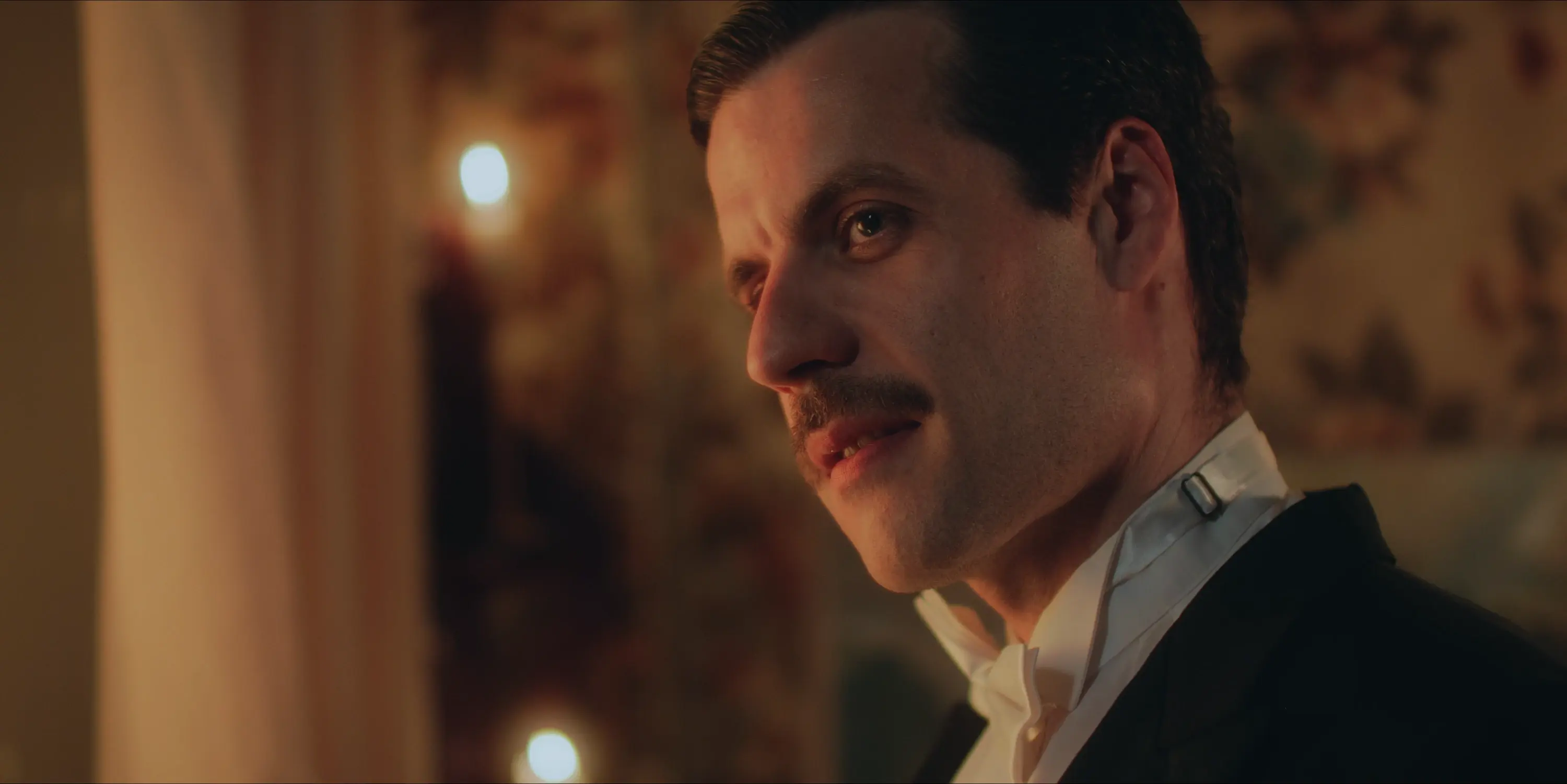 Fotograma de época de Jacobo Abellás con bigote y traje, a la luz de las velas
